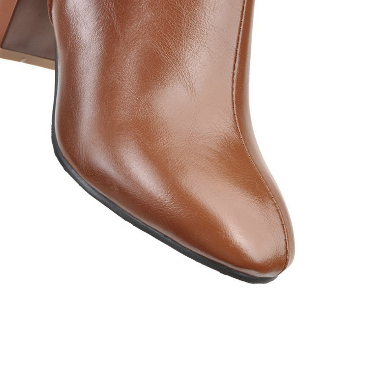 Dames zwarte haklaarzen van duurzaam vegan leer, met elegante punt en stevige hak. Mode en comfort.