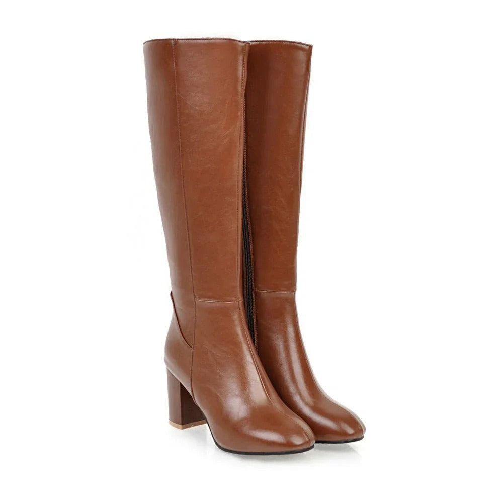 Bruine kniehoge dameslaarzen, ideaal voor herfst/winter, met comfortabele hak en ritssluiting. Elegante mode.