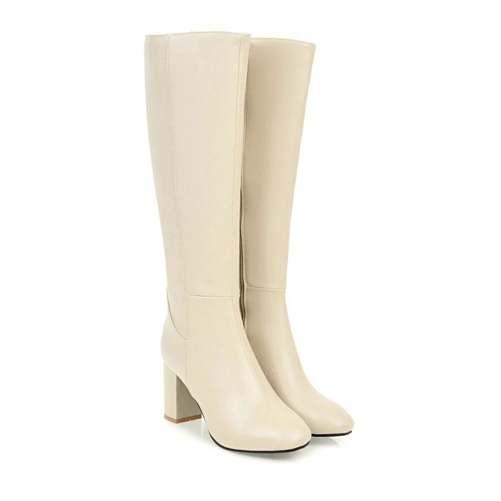 Beige modieuze kniehoge laarzen met hak en ritssluiting, perfect voor een chique dameslook. Comfortabele stijl.