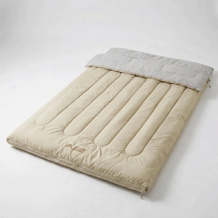Gezellige dubbele slaapzak voor twee personen, perfect voor koppels tijdens kamperen of wandelen. Warm en praktisch.