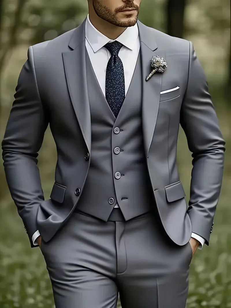 De slim fit broek van dit glanzende driedelige herenpak zorgt voor een gestroomlijnde silhouette.