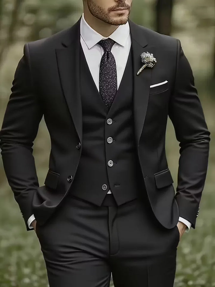 Klassiek driedelig herenpak, slim fit model, met een subtiel glanzende afwerking voor elke gelegenheid.