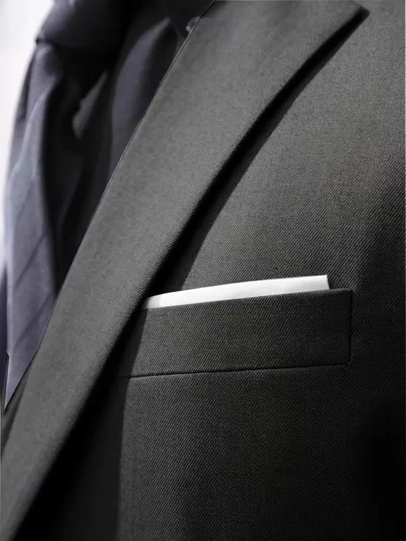 Comfortabel en elegant vest van het driedelige slim fit herenpak, met een fijne glans.