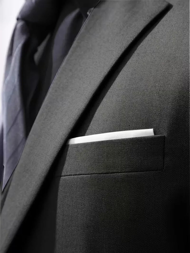 Comfortabel en elegant vest van het driedelige slim fit herenpak, met een fijne glans.