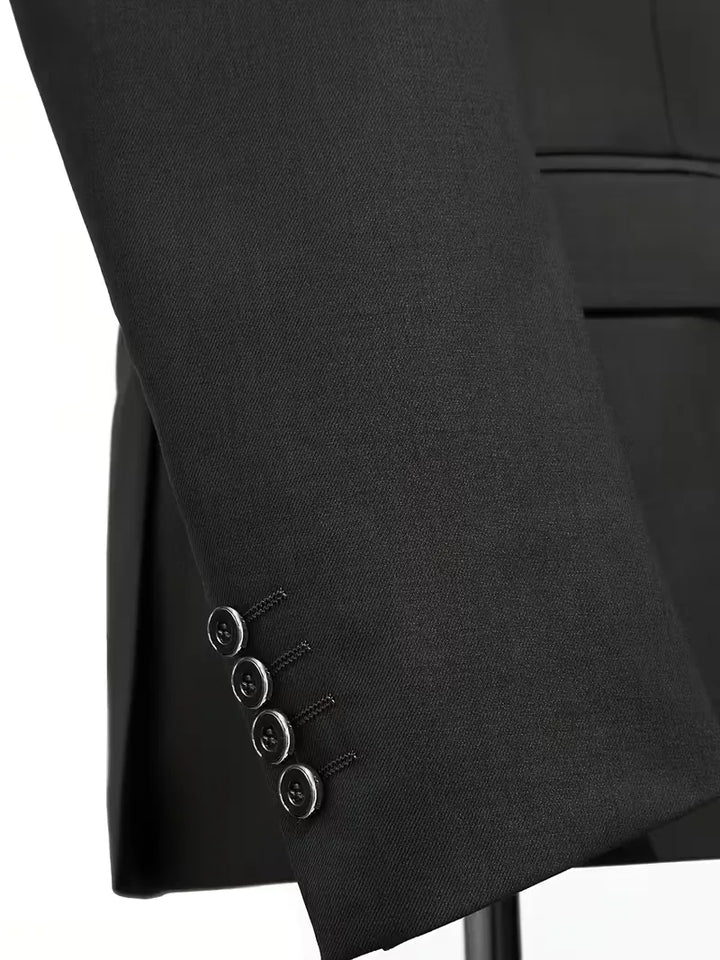 Het glanzende colbert van dit driedelige slim fit herenpak, perfect gesneden voor een scherpe look.