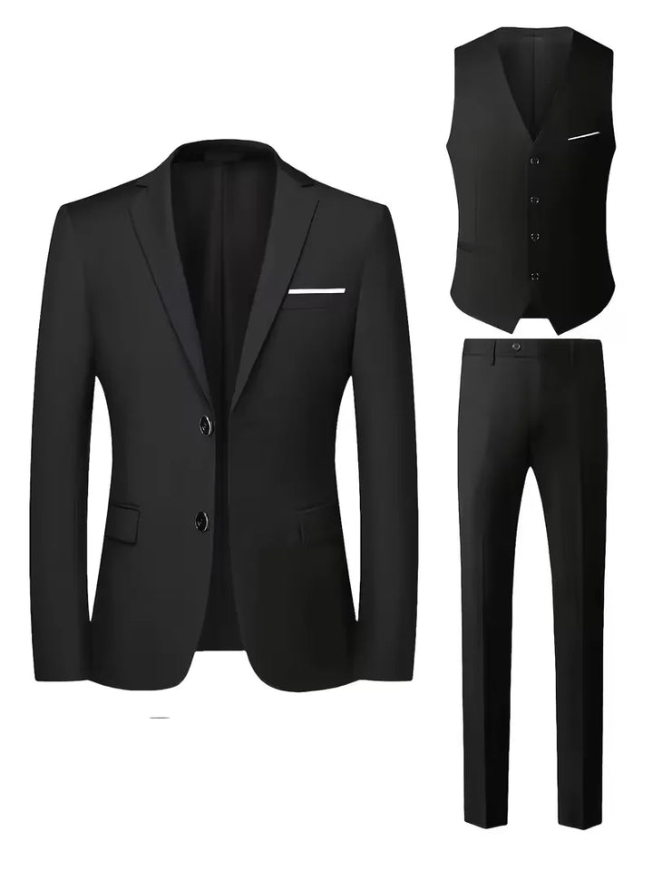Herenpak gedragen door een model, driedelig slim fit en glanzend, toont perfecte pasvorm.