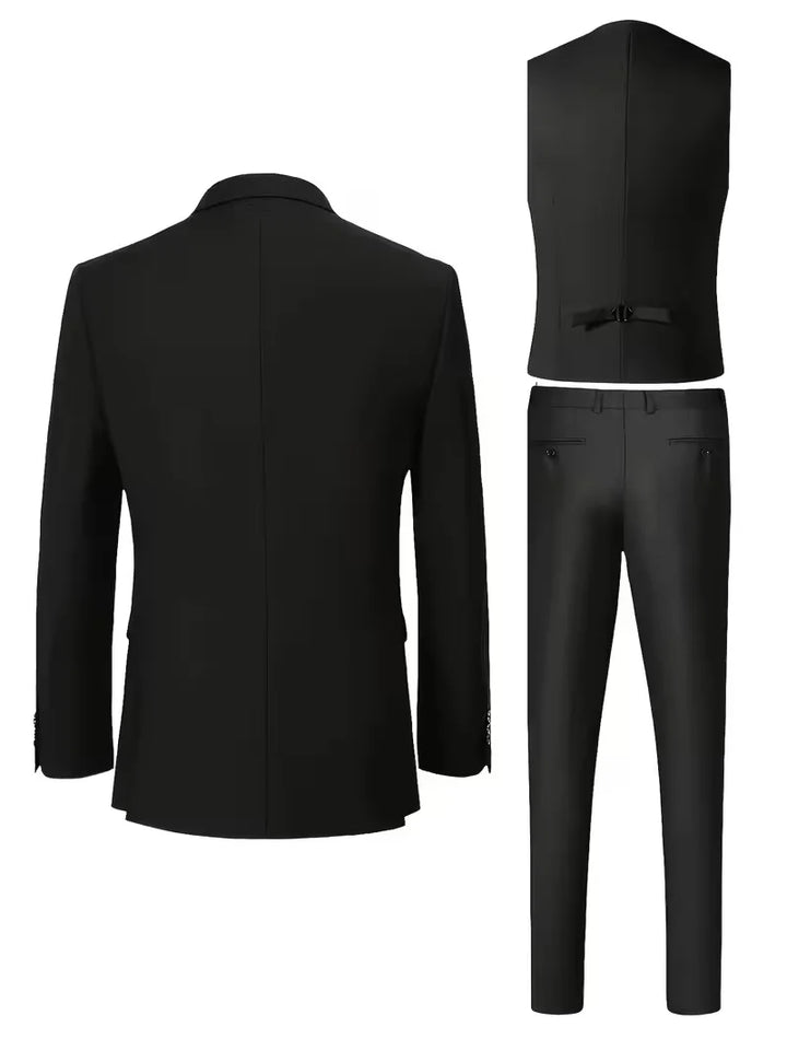 De verfijnde glans van dit driedelige slim fit herenpak maakt elke outfit feestelijk en compleet.