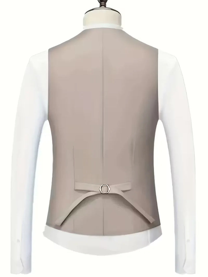 Gedetailleerde broek van een driedelig herenpak, slim fit en glanzend, voor een complete set.