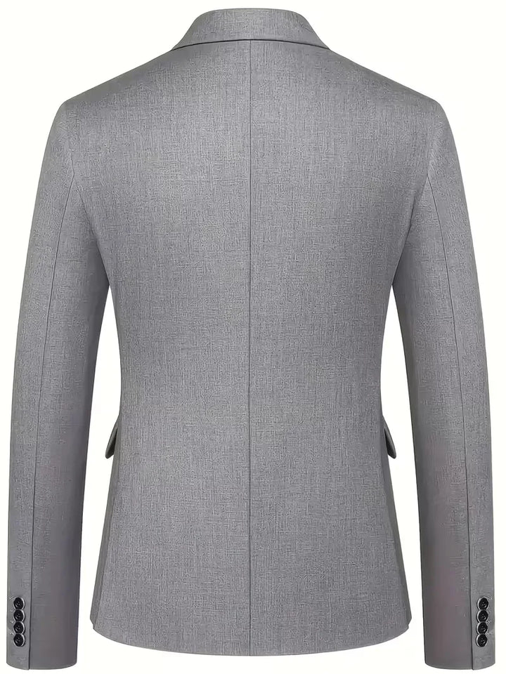Een prachtig herenpak, driedelig, slim fit, met diepe glans, ideaal voor ceremoniële gelegenheden.