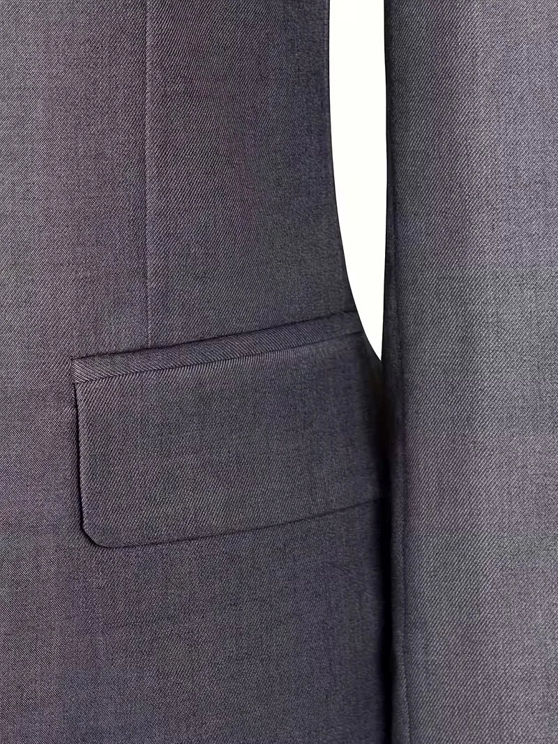 Driedelig slim fit herenpak, glanzend, met aandacht voor detail in de afwerking en pasvorm.