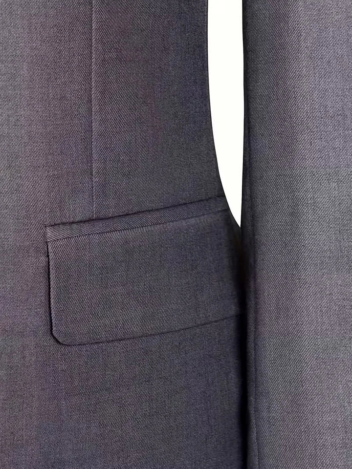 Driedelig slim fit herenpak, glanzend, met aandacht voor detail in de afwerking en pasvorm.
