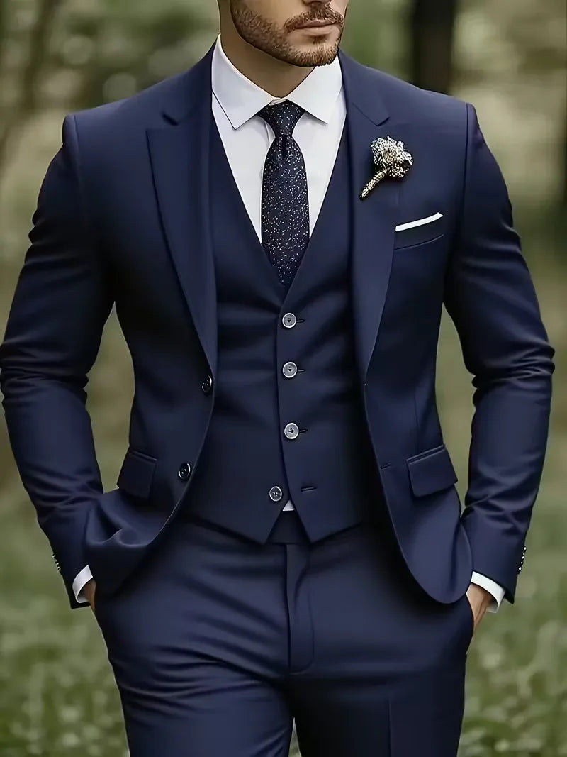 Dit herenpak, driedelig slim fit en glanzend, biedt een combinatie van comfort en stijl.