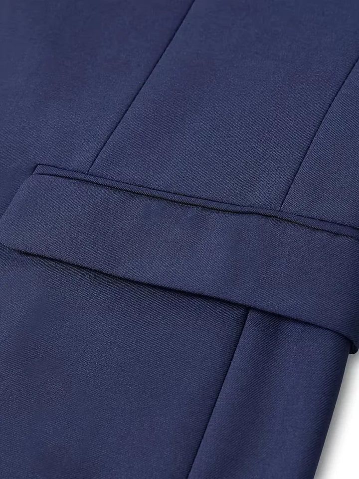 Glanzend driedelig herenpak, slim fit, een complete set die klasse en verfijning uitstraalt.