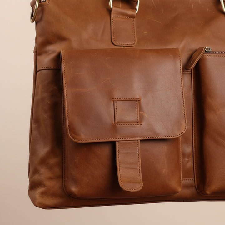 Vintage bruine leren aktetas, ruime laptoptas en werktas voor al uw kantoorbenodigdheden.