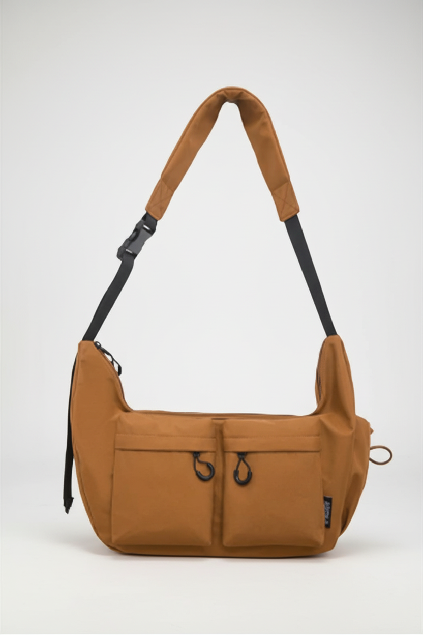 Ruime canvas totebag, ideaal als messengerbag voor werk of reizen; comfortabel en praktisch.