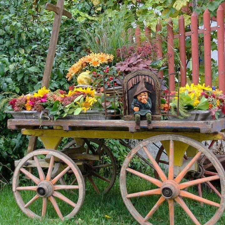 Kerst dwerg tuinbeeld van hars, feestelijke tuindecoratie. Voeg magie toe aan je tuin.