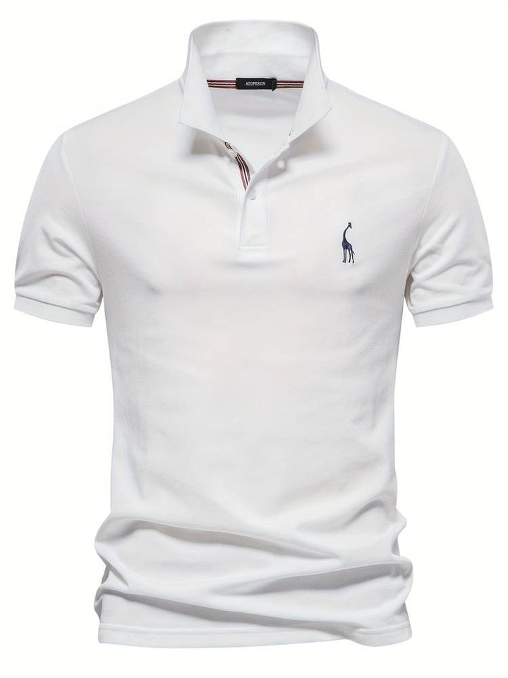 Model draagt een goed passend, stijlvol heren poloshirt, ideaal voor casual en nette herenkleding.