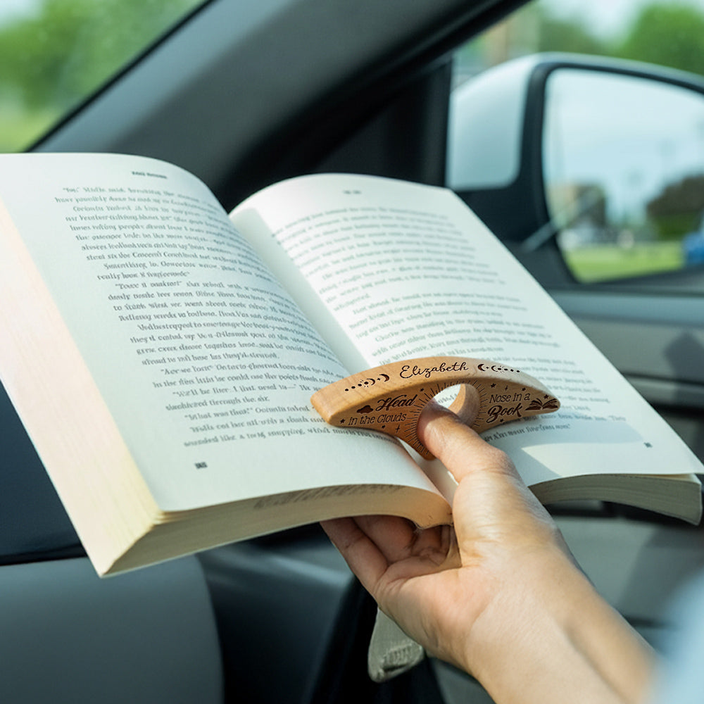 Walnoothouten boekenhouder, ergonomisch ontwerp voor comfortabel lezen, inclusief persoonlijke gravure.