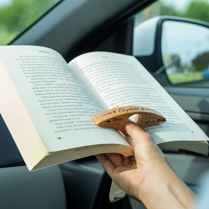 Walnoothouten boekenhouder, ergonomisch ontwerp voor comfortabel lezen, inclusief persoonlijke gravure.