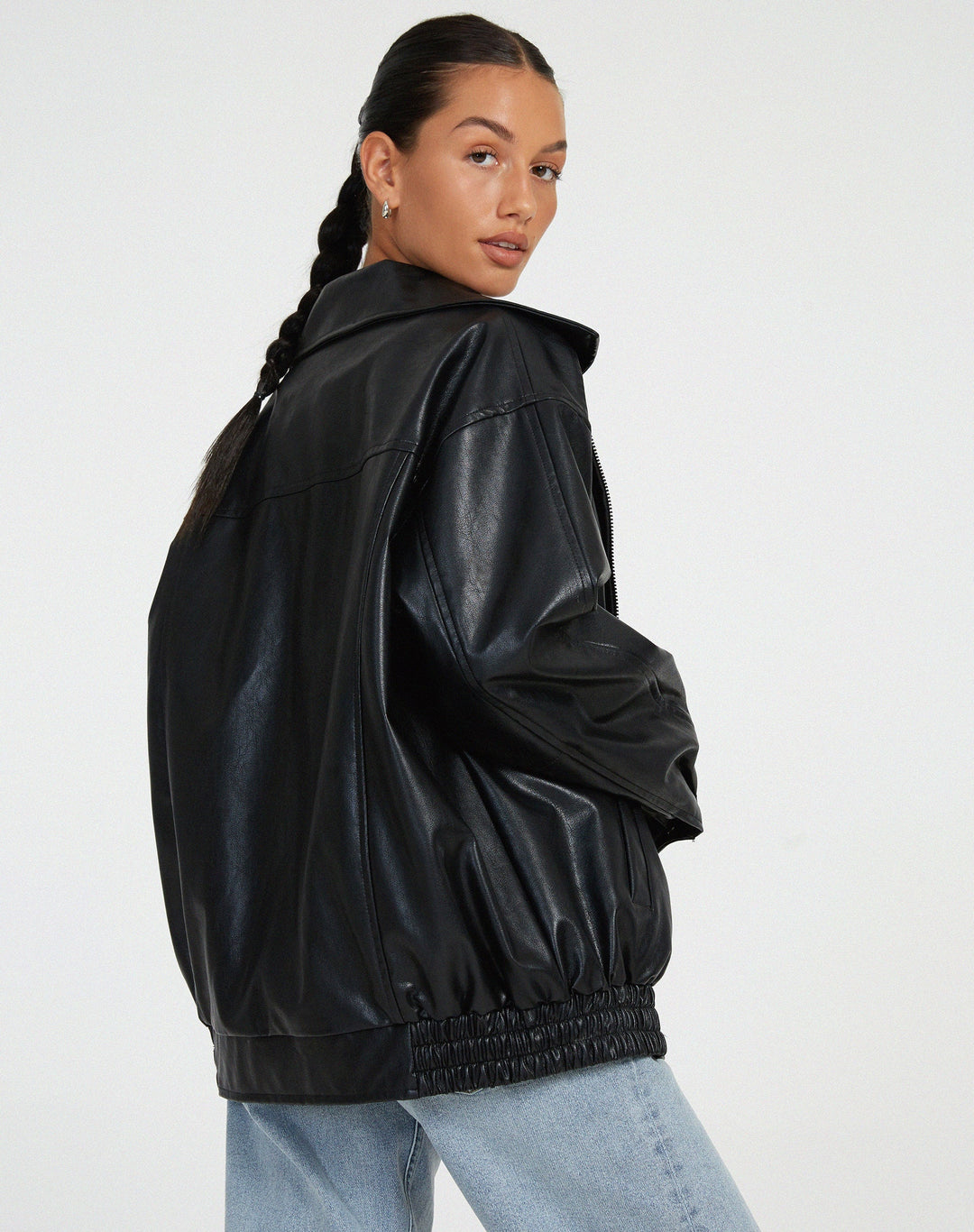 Elegant zwart oversized faux leren damesjas, modern en gemakkelijk te combineren.