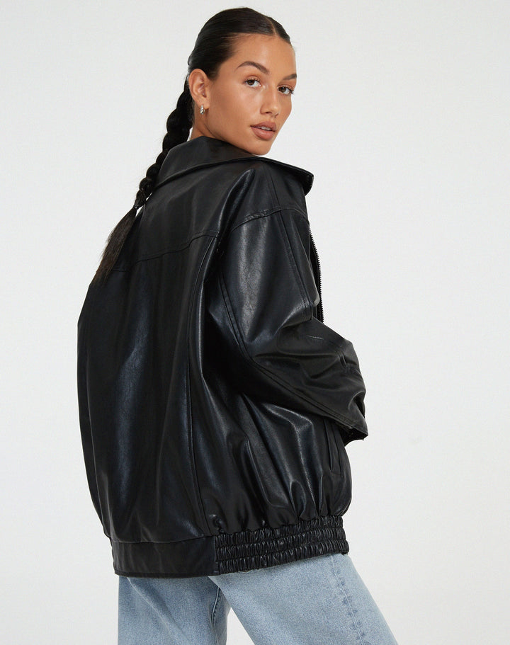Elegant zwart oversized faux leren damesjas, modern en gemakkelijk te combineren.
