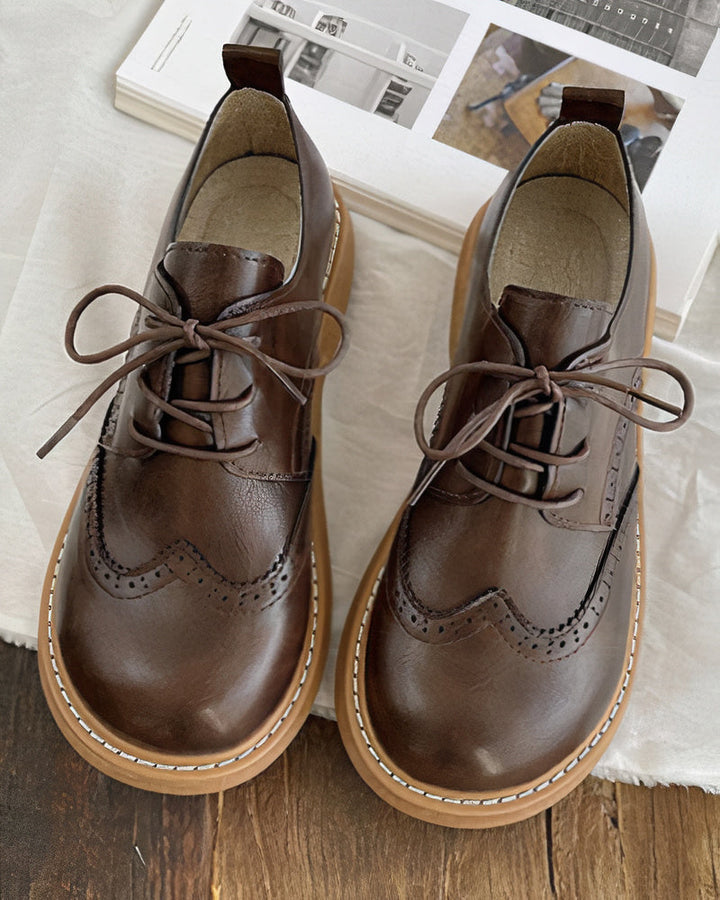 Bruine retro Oxford veterschoenen voor dames, tijdloze stijl en comfort, ideaal voor een sophisticated outfit.