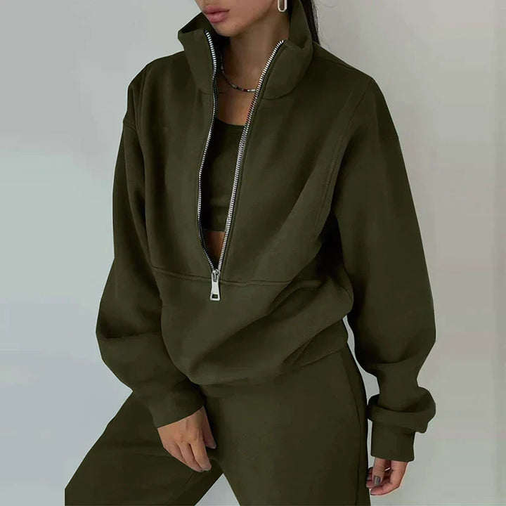 Stijlvol dames trainingspak Ava, een comfortabele set voor de moderne vrouw die fashion waardeert.