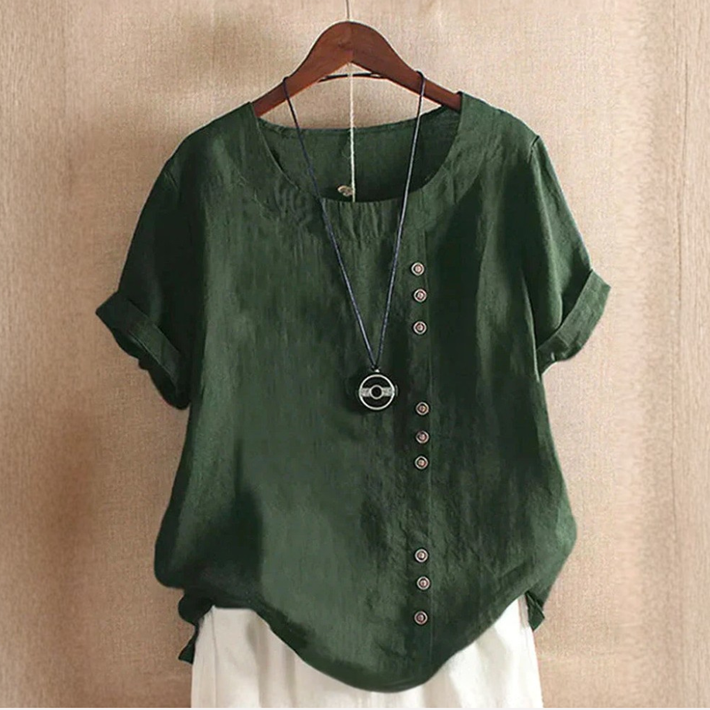 Voorzijde van een effen kleur dames top met korte mouwen. Subtiele knoopdetails accentueren de halslijn of mouwen.