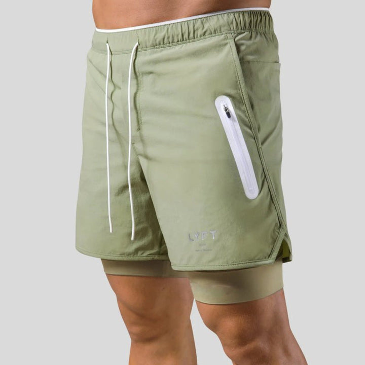 2-in-1 sportshorts voor mannen met geïntegreerde compressieshort en losse buitenshort, ideaal voor fitness en sport.