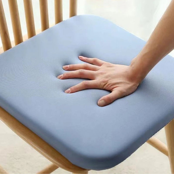 Ergonomisch zitkussen in een autostoel, zorgt voor comfort en steun aan staartbeen tijdens lange ritten.