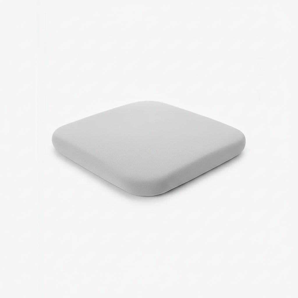 Persoon zit comfortabel op ergonomisch geheugenfoam zitkussen, verlicht rugpijn en verbetert de zit houding.