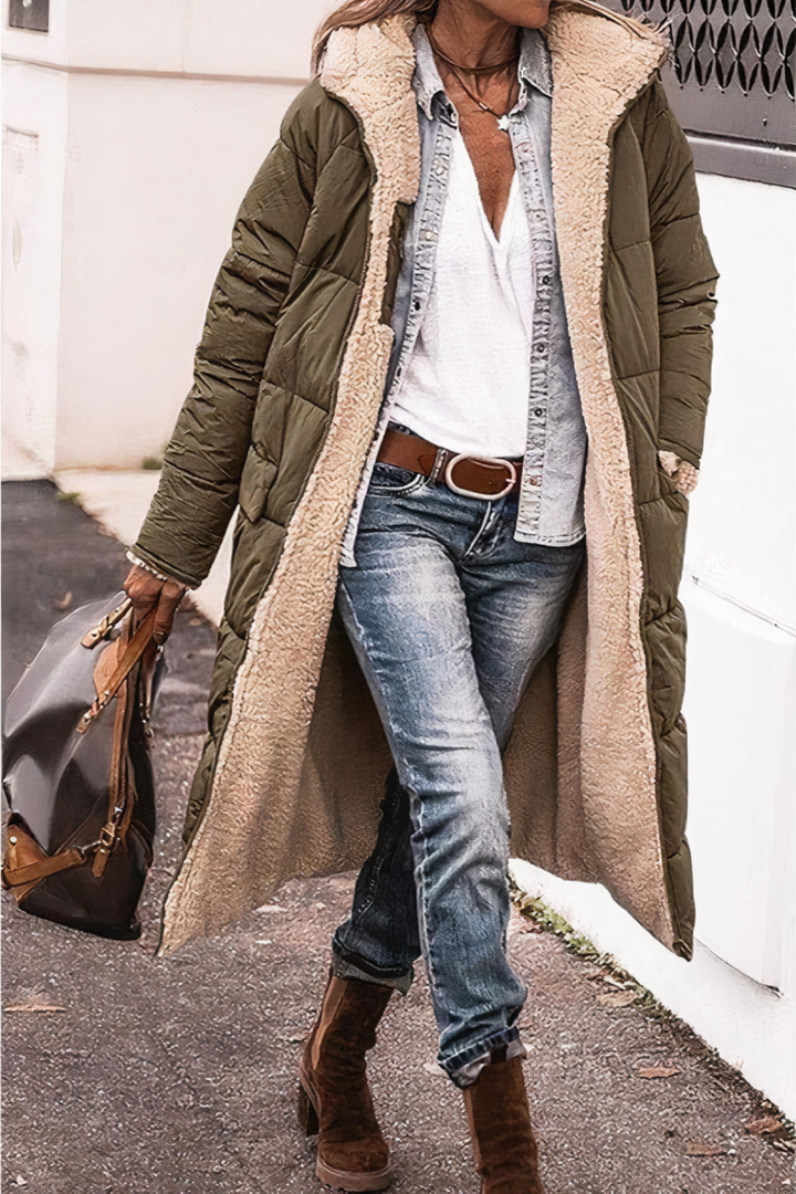 Detail van de zachte teddyvoering in de dubbelzijdige dames parka Nova. Comfort en warmte voor de winter.