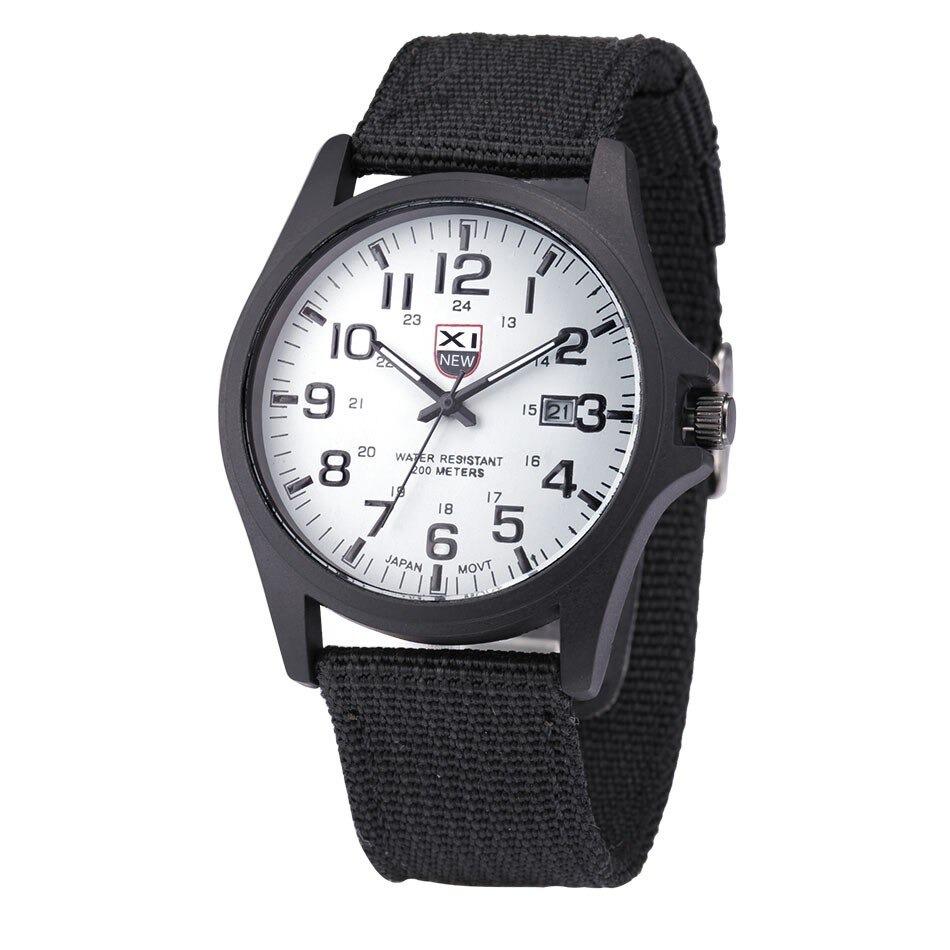 Militair tactisch herenhorloge met heldere achtergrondverlichting, ideaal voor donkere outdoor condities.