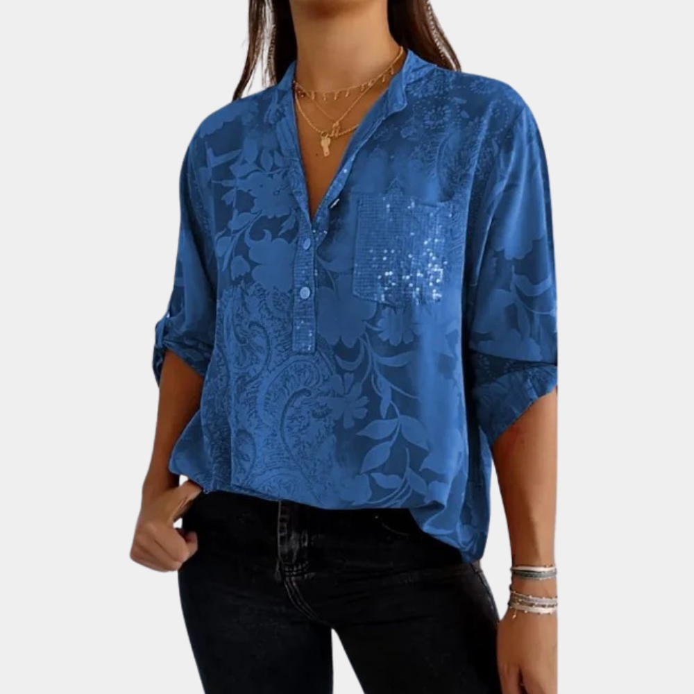 Zomerse damesblouse met verstelbare mouwen en vrolijk bloemenpatroon; perfect voor casual zomerse dagen.