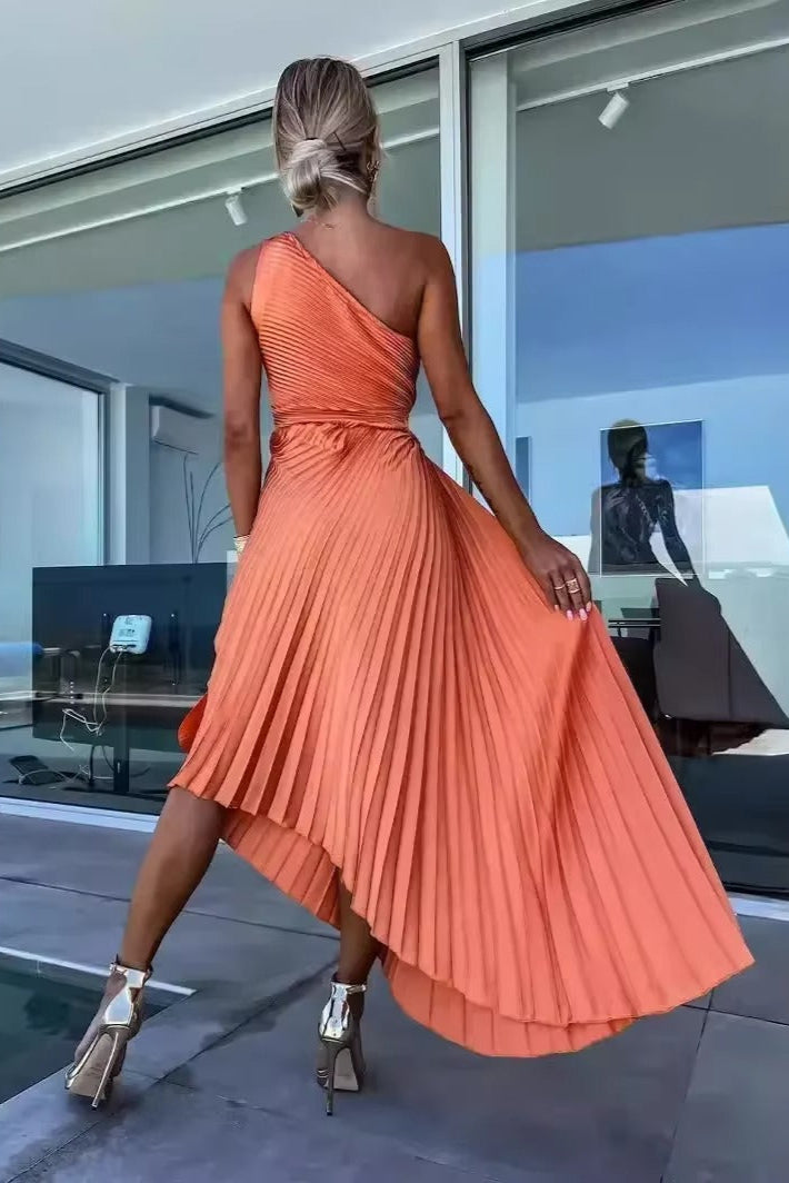 Stijlvolle mouwloze eenschouderjurk voor dames. Ideaal als feestjurk of elegante zomerjurk met geplooide rok.