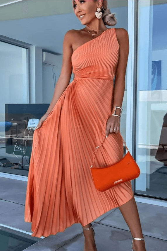Chique Savannah eenschouderjurk met geplooide rok. Deze elegante a-lijn midi jurk is perfect voor feestjes en zomeravonden.