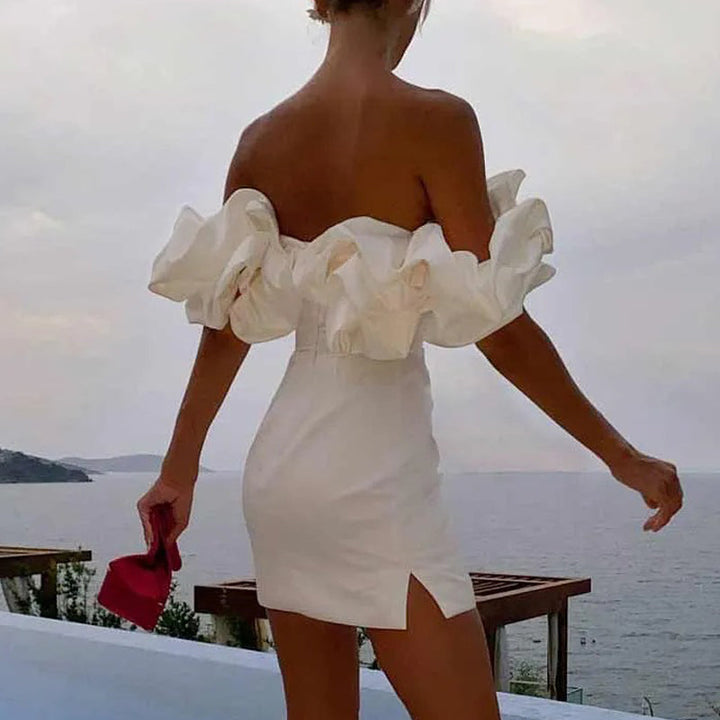 Dames jurk Elin met asymmetrische halslijn, een stijlvolle en elegante keuze voor elke gelegenheid.