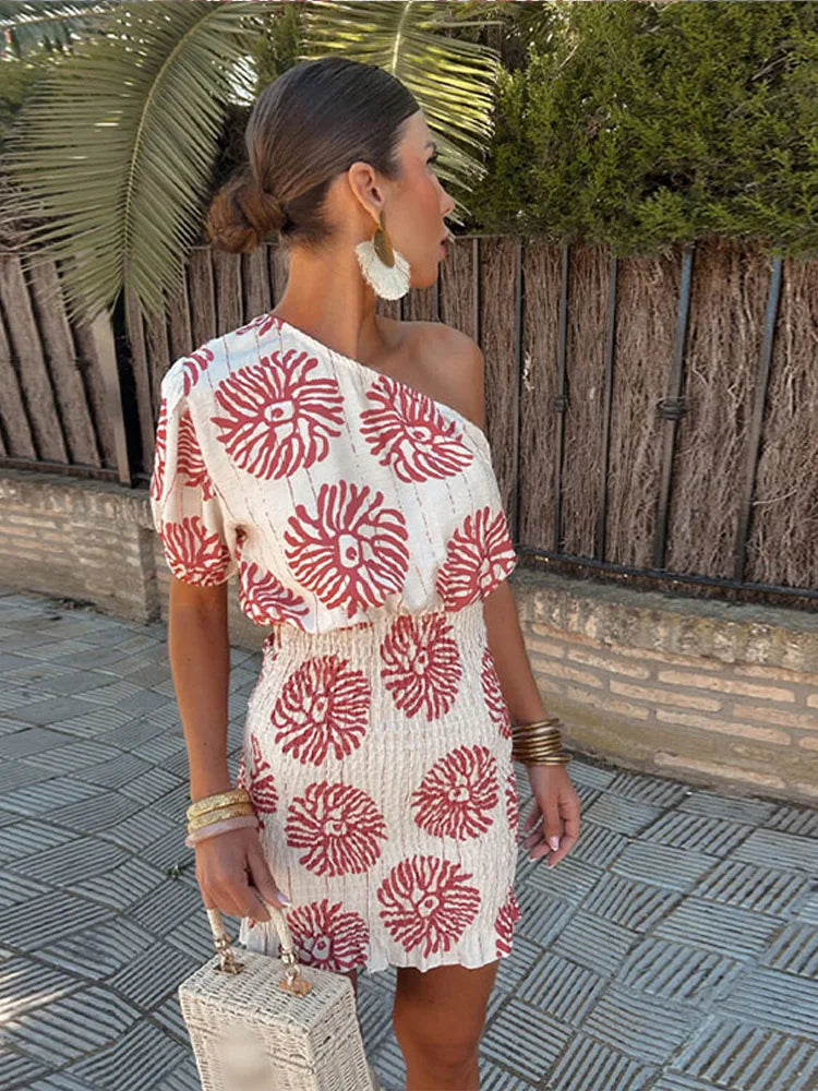 Elegante rode minijurk met one-shoulder design, een stijlvolle keuze voor damesfeestjes.