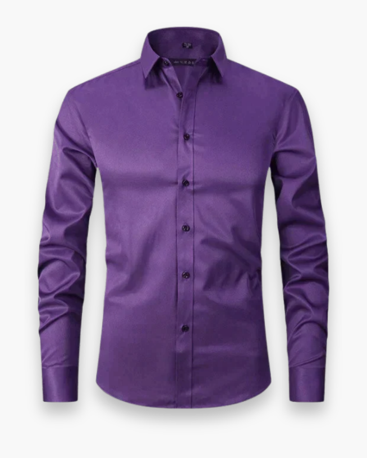 Model draagt elegant slim fit herenoverhemd. Klassieke keuze voor zakelijke en formele kleding.