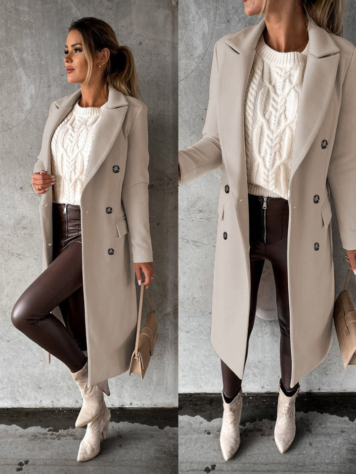 Bruine lange damesjas, warme comfortabele mantel. Klassieke elegante bovenkleding voor stijlvolle damesmode.