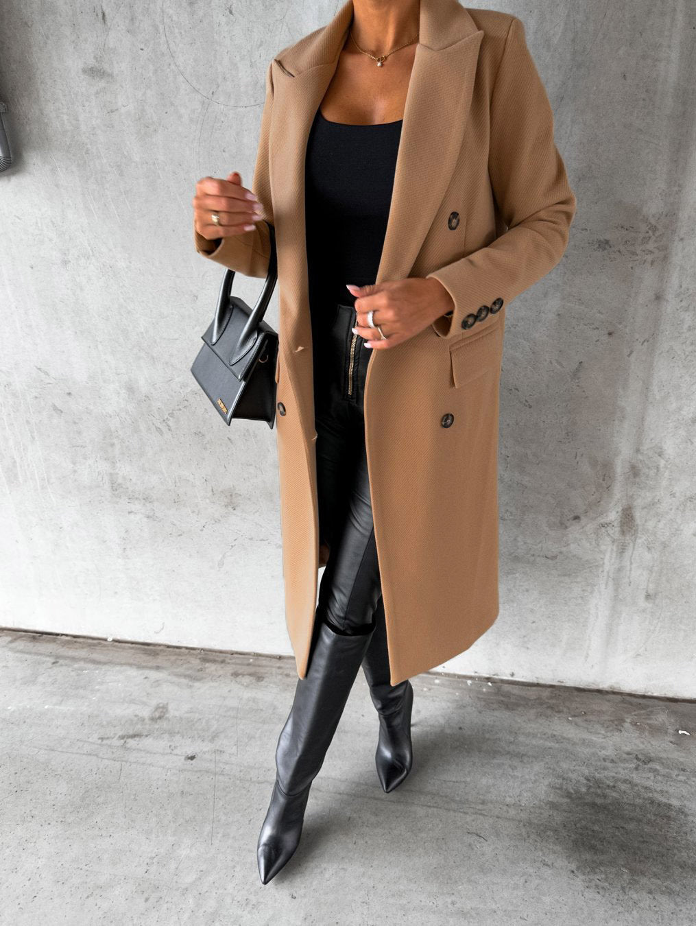 Modebewuste roze lange mantel voor dames, elegant design. Ultiem comfort en stijl in deze klassieke jas.