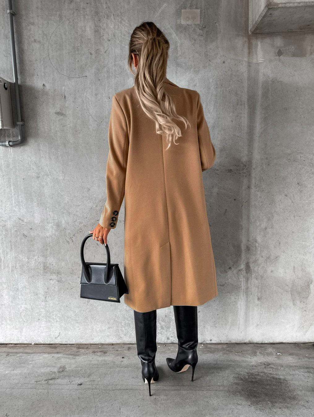 Chique beige lange dames winterjas, dubbelrij mantel. Comfortabele en elegante klassieke bovenkleding.