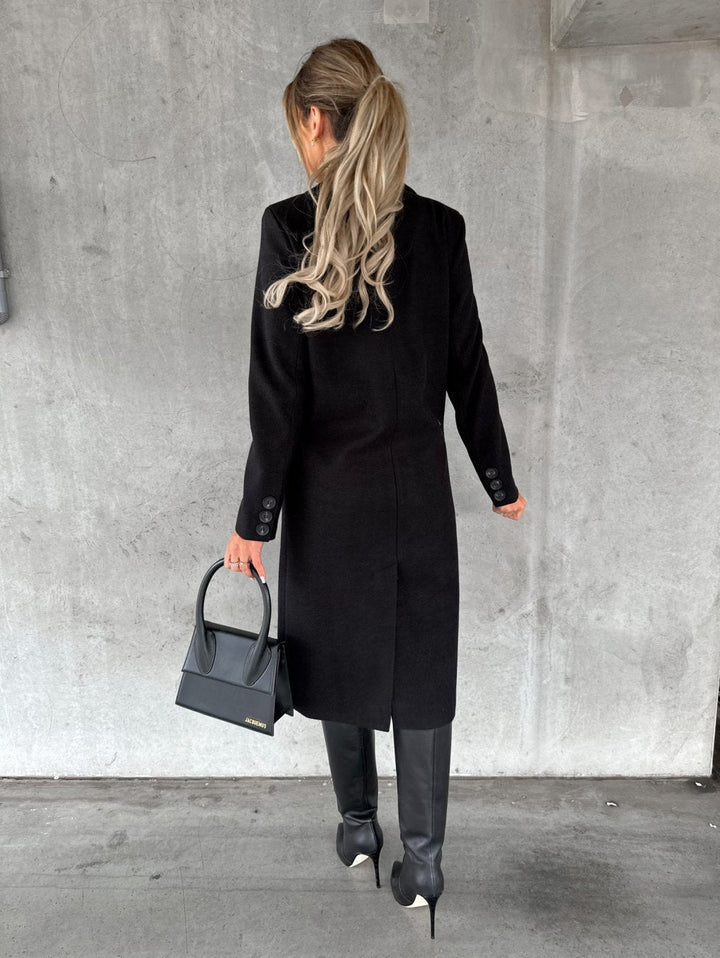 Grijze lange damesmantel, warme en comfortabele winterjas. Stijlvolle dubbelrij elegante bovenkleding.