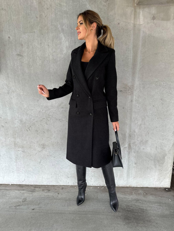 Zwarte elegante damesjas, dubbelrij mantel. Tijdloze lange bovenkleding voor stijlvolle en comfortabele outfits.