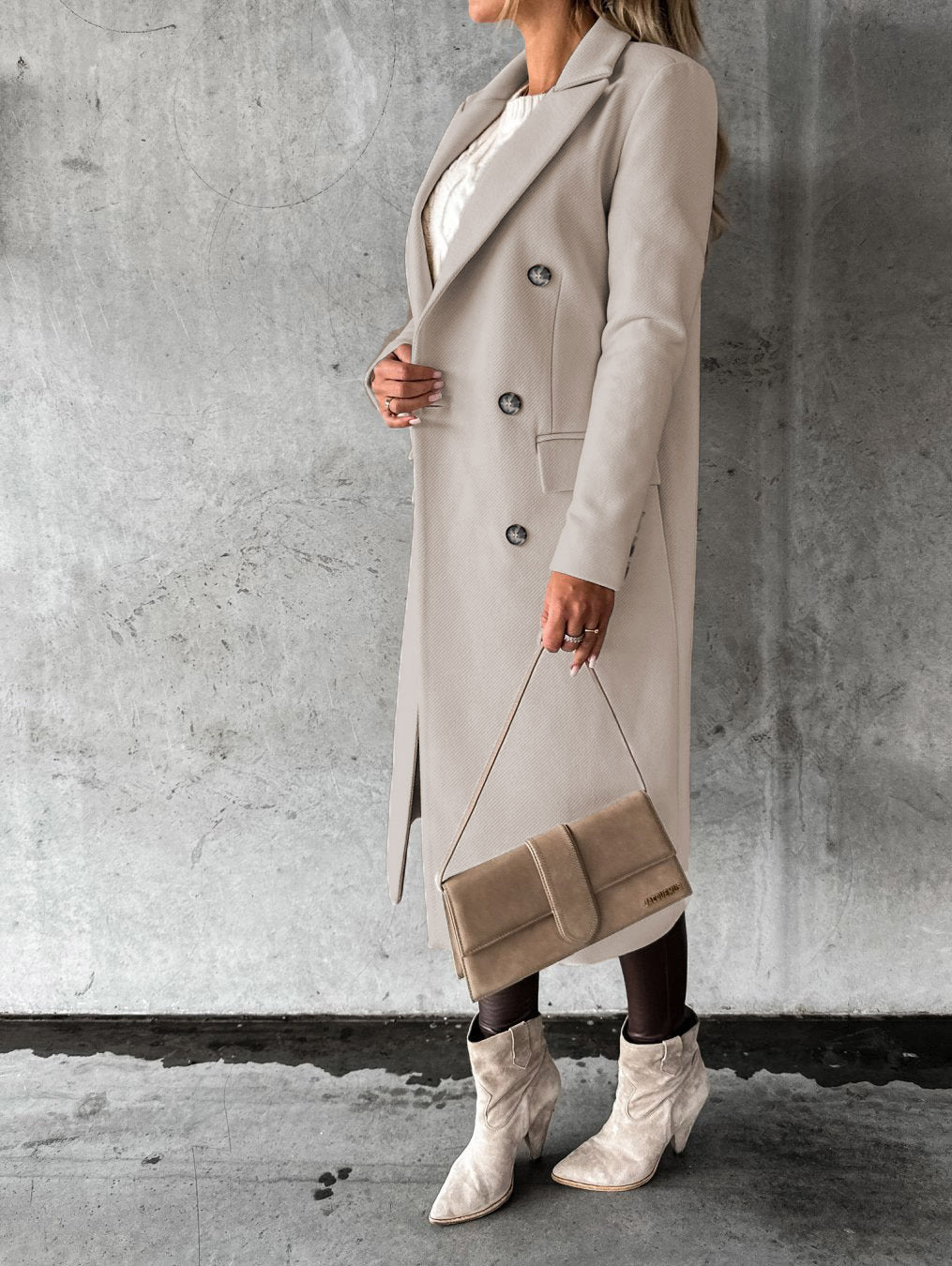 Zwarte lange damesjas, tijdloze dubbelrij mantel. Elegante en comfortabele klassieke bovenkleding voor dames.