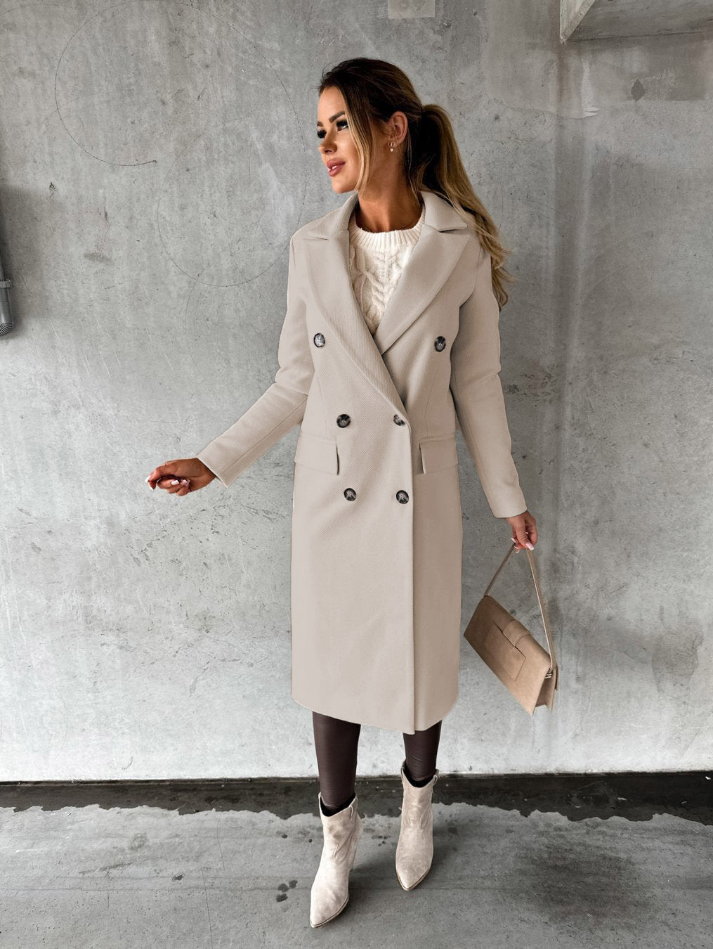 Stijlvolle beige lange damesjas, dubbelrij mantel. Klassieke bovenkleding voor een elegante look en comfort.