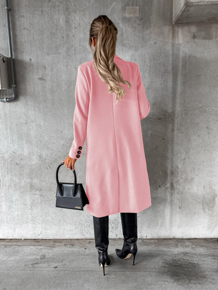 Legergroene lange dames winterjas, elegante mantel. Comfortabele en stijlvolle dubbelrij bovenkleding.
