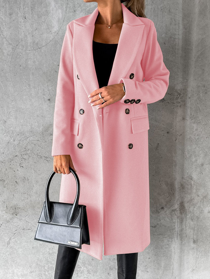 Elegante roze lange dames winterjas, comfortabele mantel met klassieke stijl. Perfect voor chique damesmode.