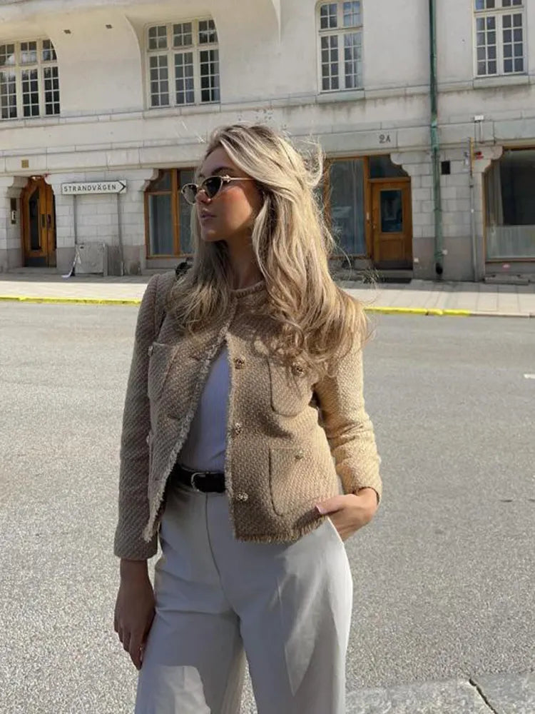 Luxe beige dames tweed jasje met gouden knopen. Creëer een verfijnde stijl met deze tijdloze blazer.