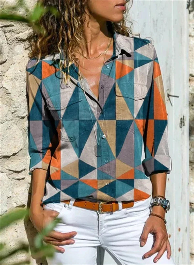 Volledig beeld van de Yasmina damesblouse, stijlvol en luchtig. Perfecte zomerblouse voor een modieuze look.